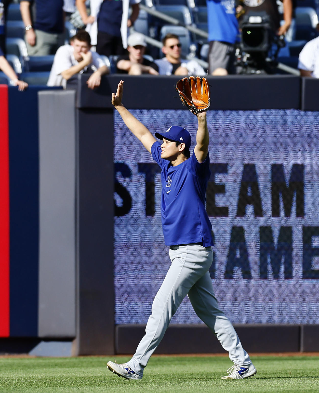ヤンキース対ドジャース　キャッチボールで暴投し、スタンドに入れ両手を広げるドジャース大谷（撮影・藤尾明華）