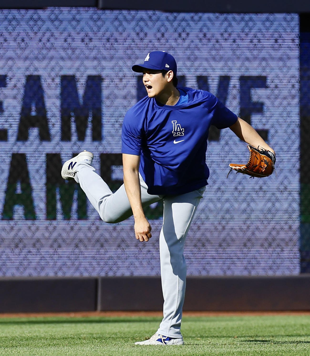 ヤンキース対ドジャース　キャッチボールで大暴投し、スタンドに入れるドジャース大谷（撮影・藤尾明華）