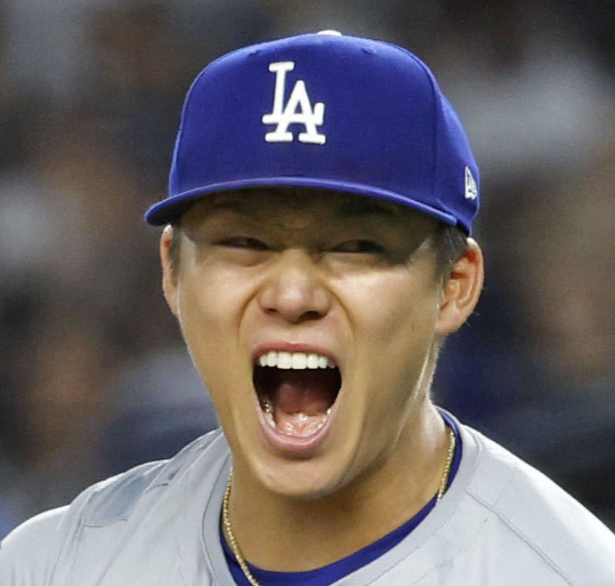 ヤンキース戦の6回、スタントンを空振り三振に仕留め雄たけびを上げるドジャース山本＝ニューヨーク（共同）