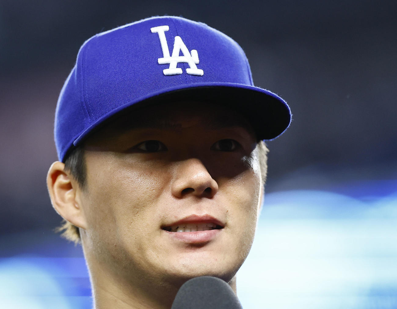 ヤンキース対ドジャース　インタビューを受けるドジャース山本由伸（撮影・藤尾明華）