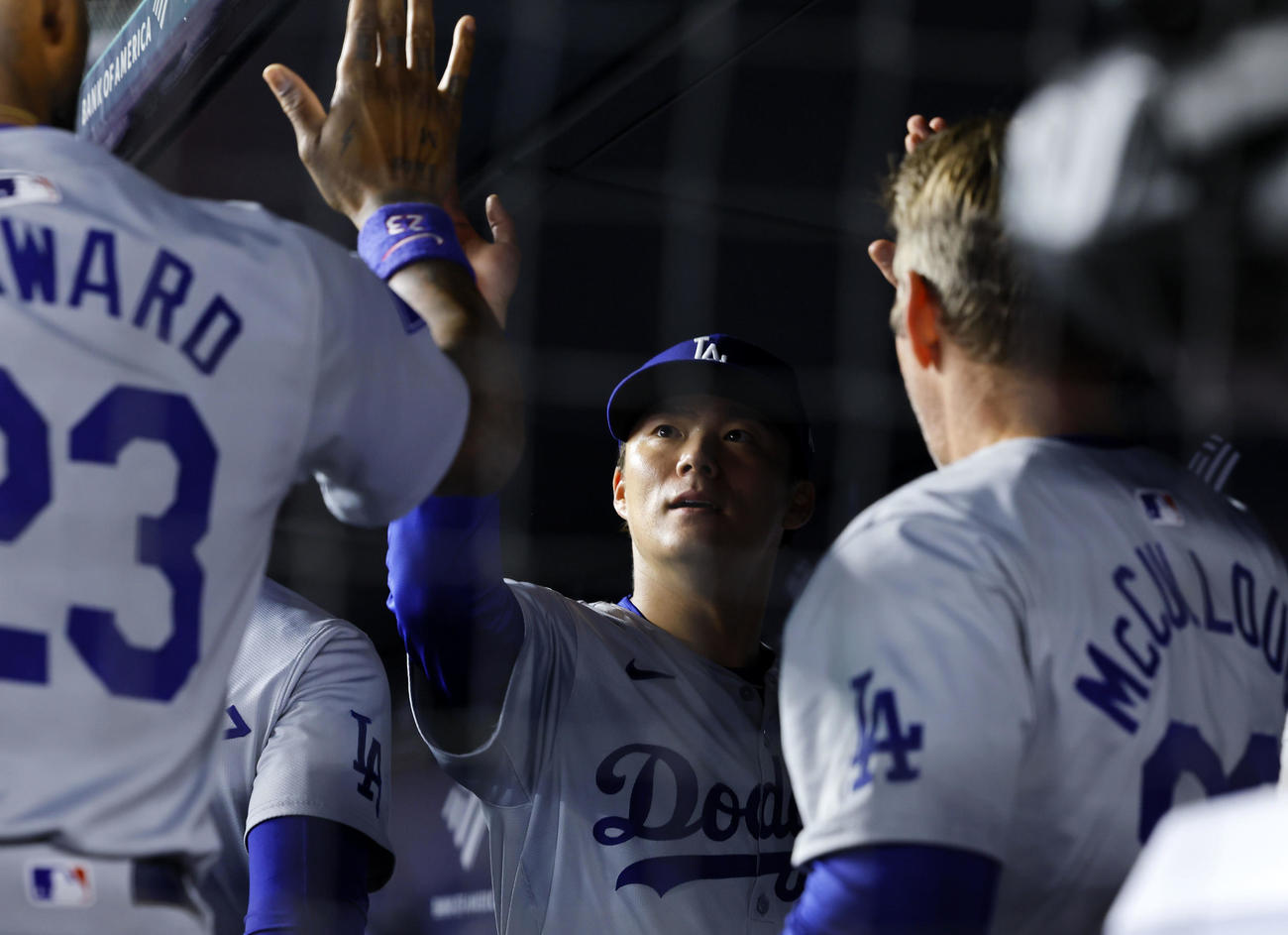ヤンキース対ドジャース　7回無失点で投げ終え、タッチを交わすドジャース山本（撮影・藤尾明華）