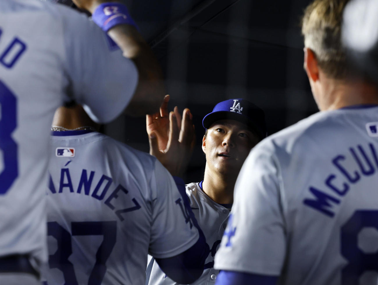 ヤンキース対ドジャース　7回無失点で投げ終え、タッチを交わすドジャース山本（撮影・藤尾明華）