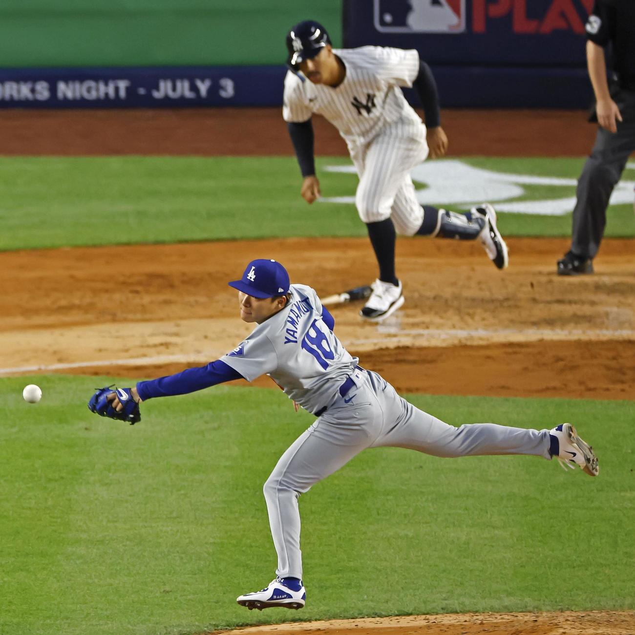 ヤンキース戦の5回、グリシャムの打球にグラブを差し出す山本由伸（共同）