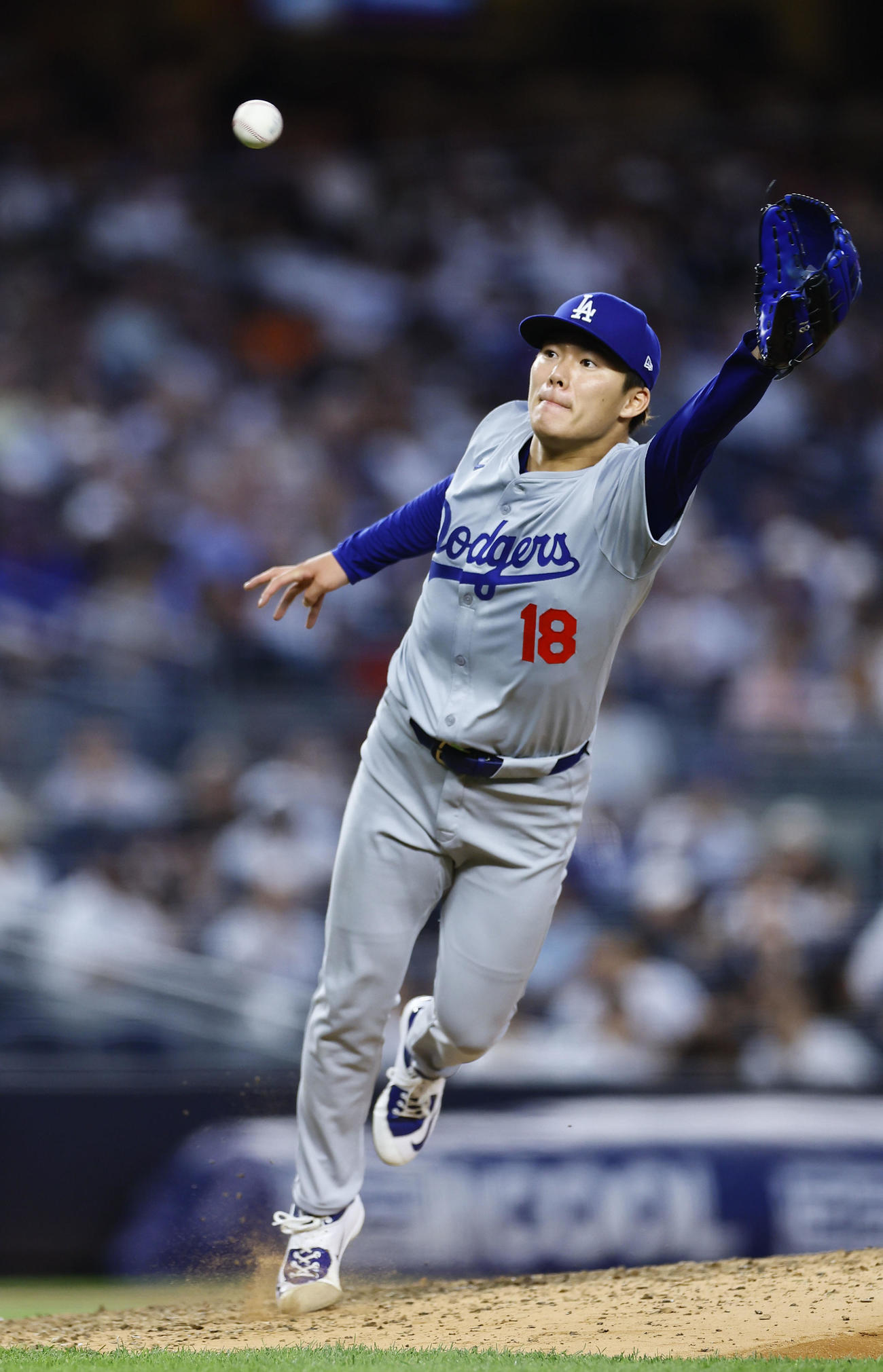ヤンキース対ドジャース　5回裏ヤンキース1死、グリシャムの二ゴロにグラブを出す山本（撮影・藤尾明華）