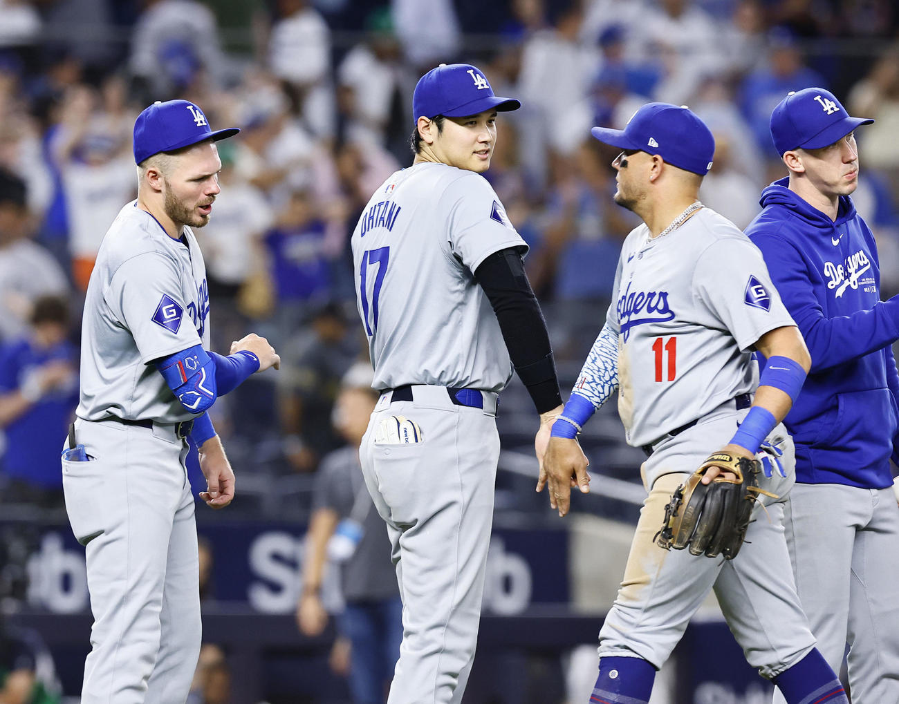 ヤンキース対ドジャース　ヤンキースの快勝し、タッチを交わす大谷（左から2人目）らドジャースナイン（撮影・藤尾明華）