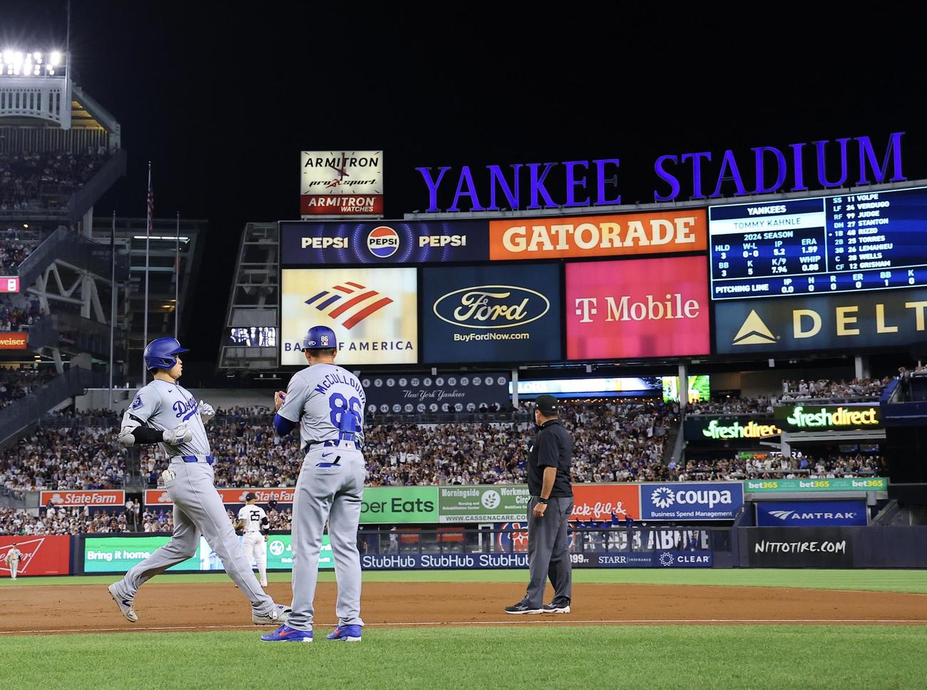 ヤンキース対ドジャース　18回表ドジャース無死一塁、大谷翔平はニゴロ失策で出塁する（撮影・藤尾明華）