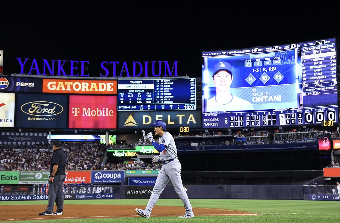 ヤンキース対ドジャース　18回表ドジャース無死一塁、ニゴロ失策で出塁した大谷（撮影・藤尾明華）