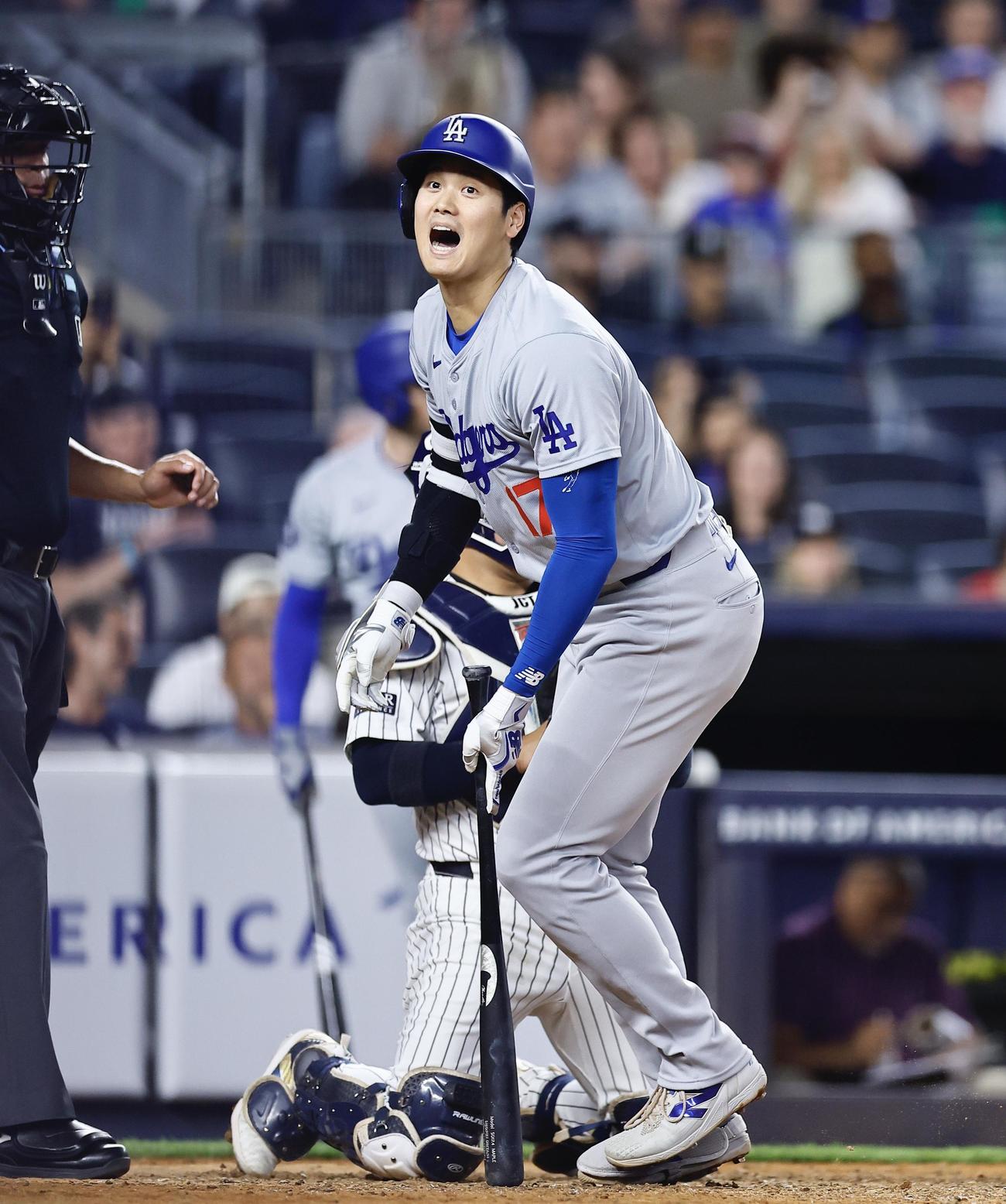 ヤンキース対ドジャース　9回表ドジャース2死一塁、四球を選ぶも内角の球に驚いた表情を見せる大谷（撮影・藤尾明華）