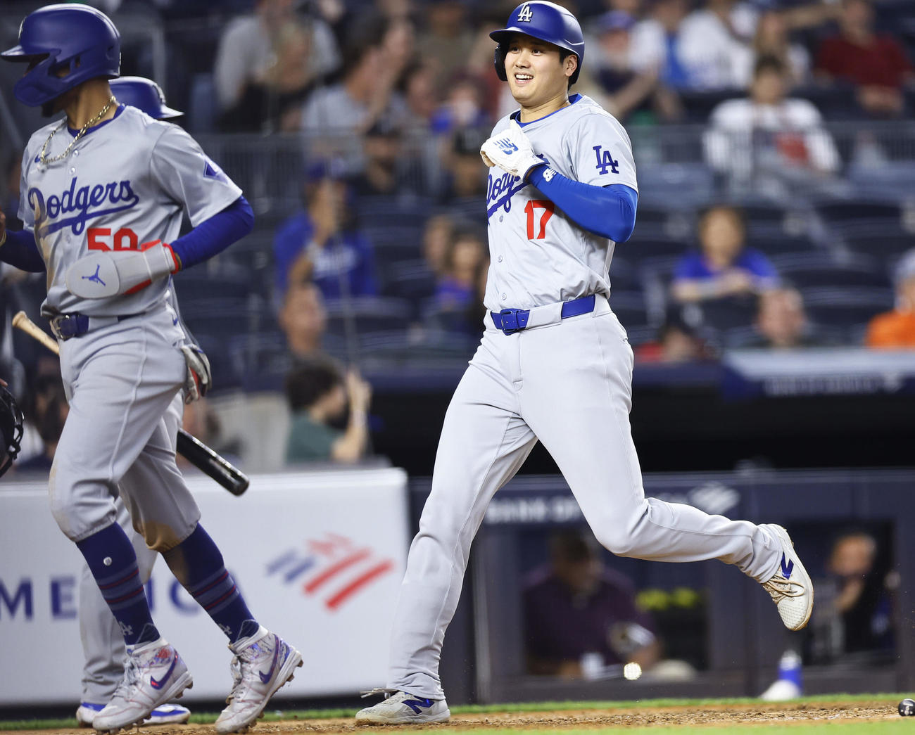 ヤンキース対ドジャース　9回表ドジャース2死一、二塁、フリーマンの左越え2点適時二塁打で笑顔で生還する大谷（撮影・藤尾明華）
