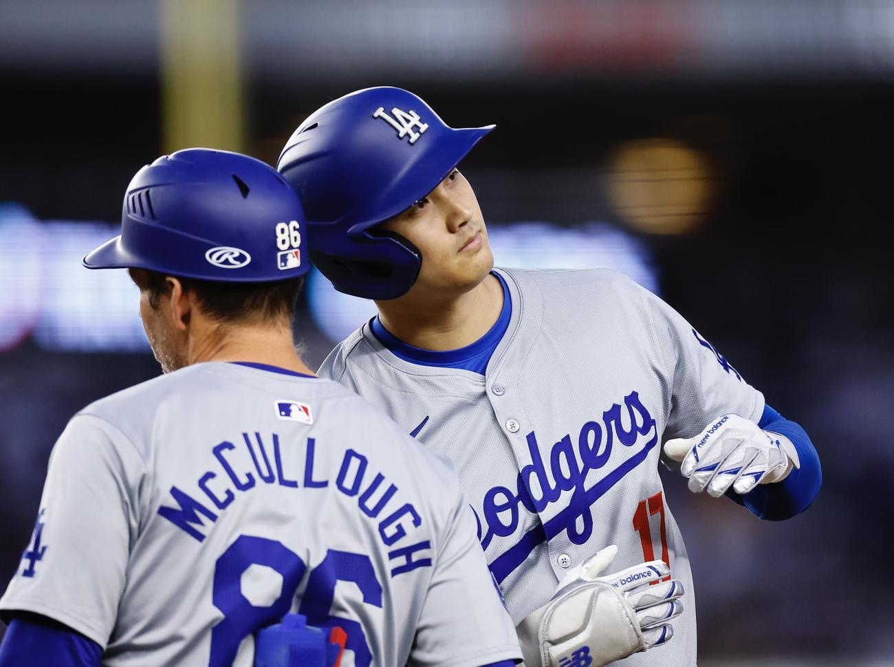 ヤンキース対ドジャース　3回表ドジャース1死一、三塁、大谷は左前に適時打を放ちタッチを交わす（撮影・藤尾明華）