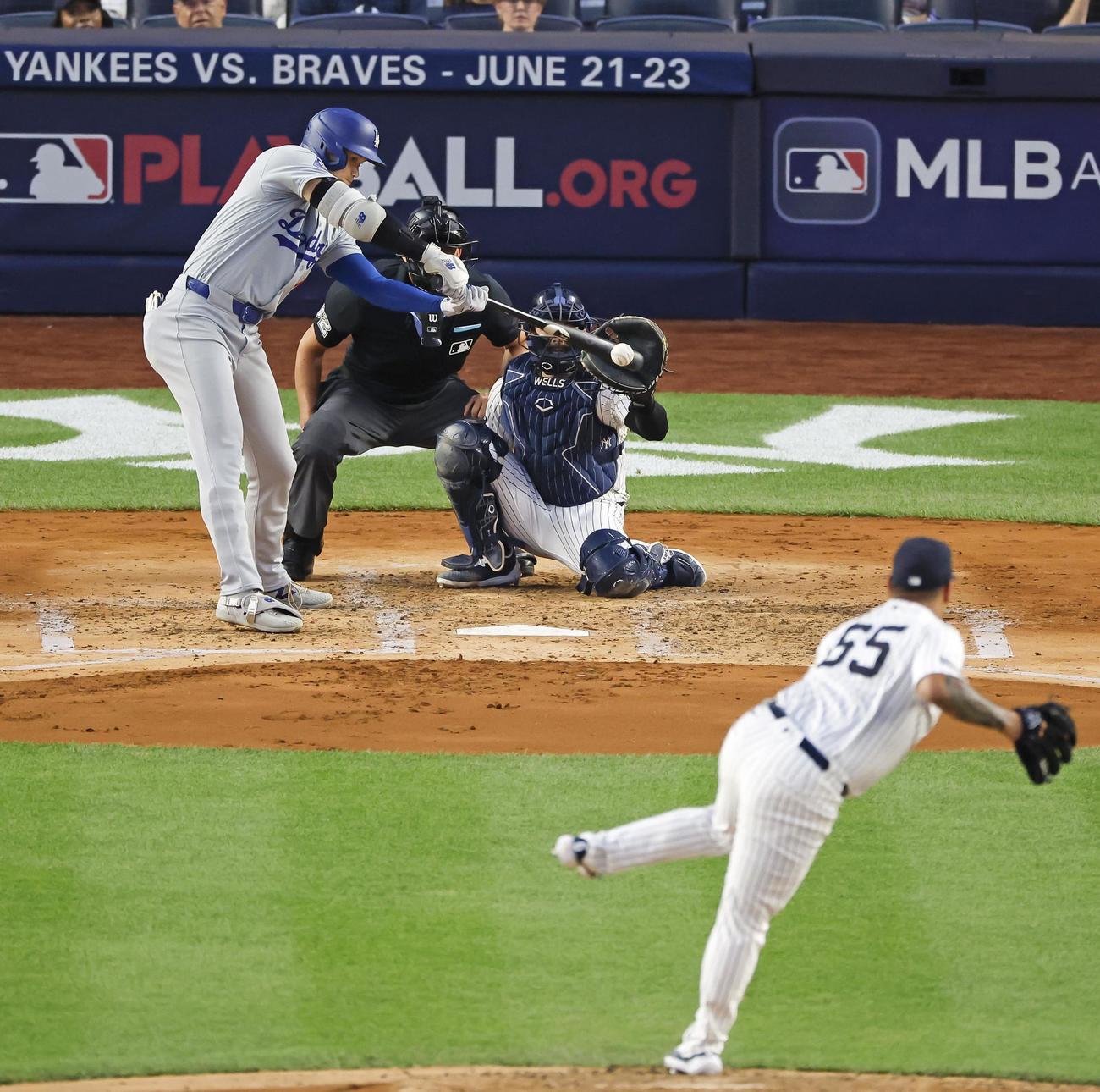 ヤンキース戦の3回、左前適時打を放つドジャース大谷。投手コルテス＝ニューヨーク（共同）