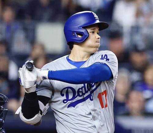 ヤンキース対ドジャース　18回表ドジャース無死一塁、大谷翔平はニゴロ失策で出塁する（撮影・藤尾明華）