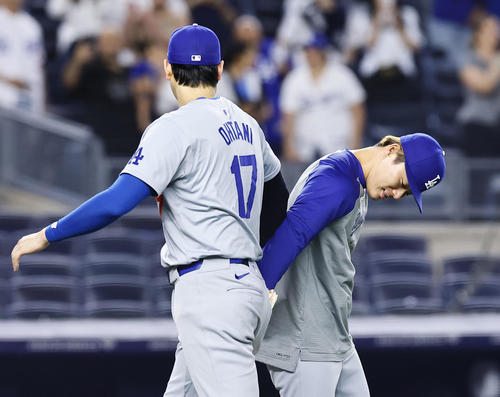ヤンキース対ドジャース　ヤンキースの快勝し、タッチを交わす大谷（左）とタッチを交わすドジャース山本（撮影・藤尾明華）