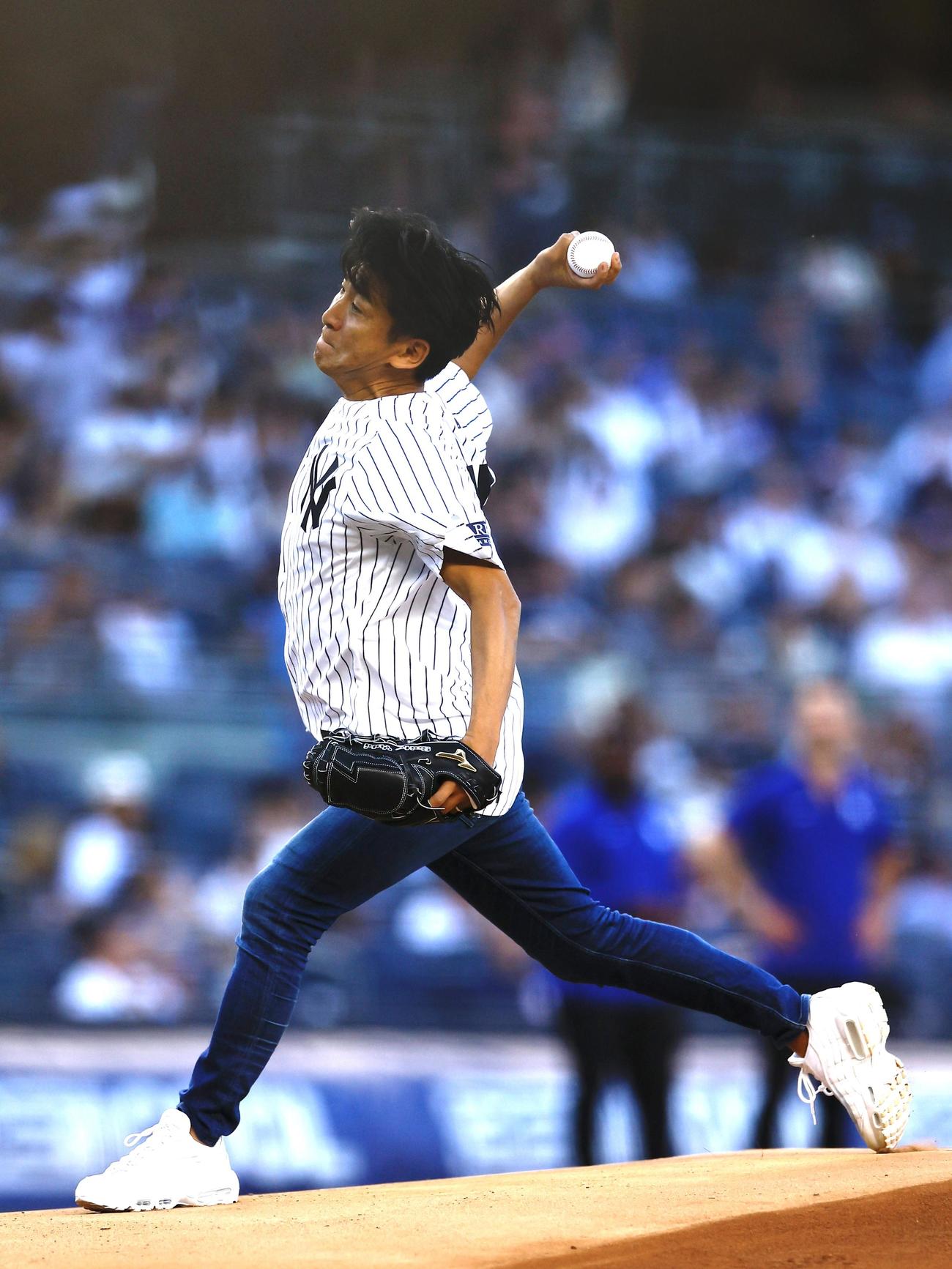 ヤンキース対ドジャース　始球式を務めたヤンキースの共同オーナーの南壮一郎氏（撮影・藤尾明華）