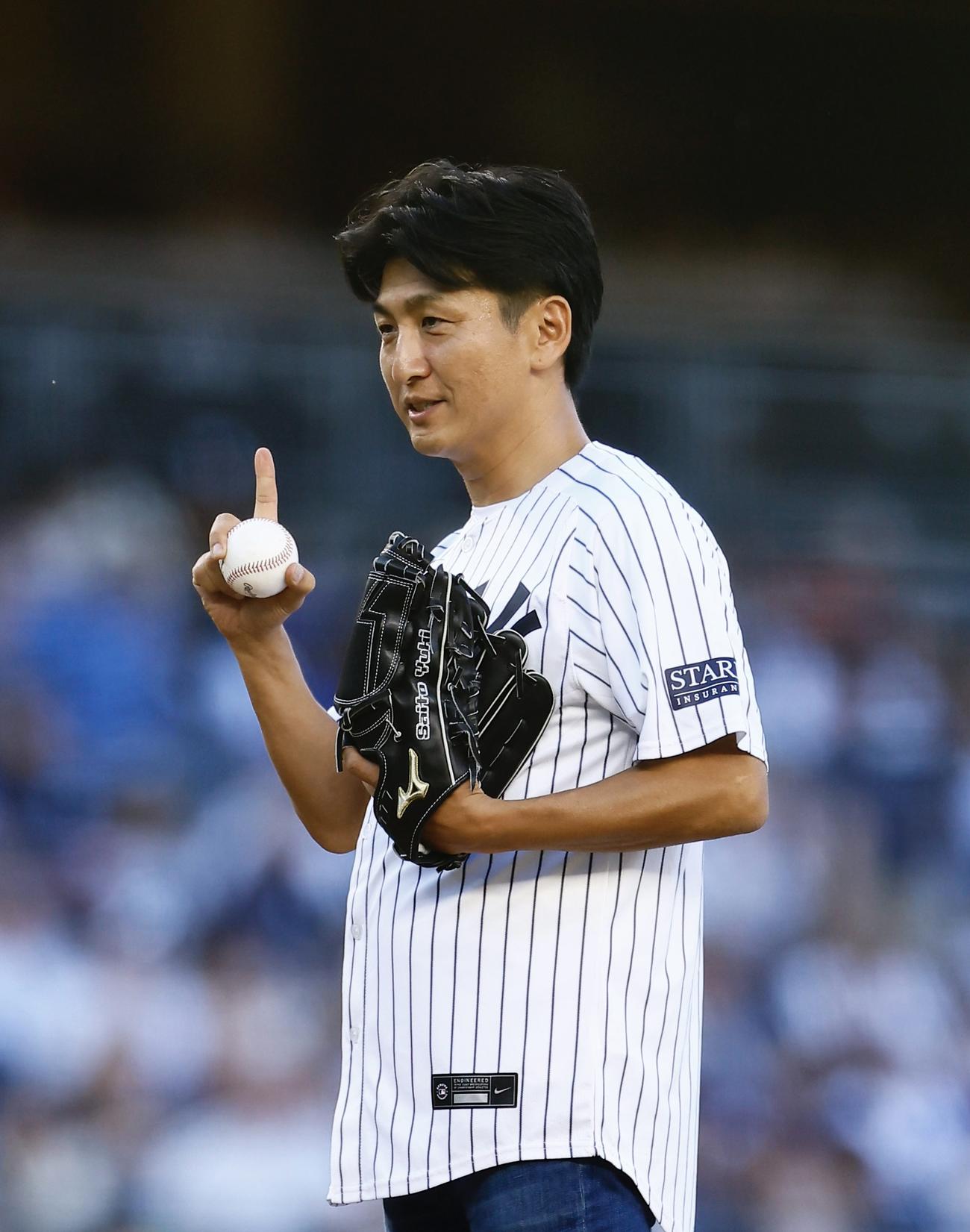 ヤンキース対ドジャース　始球式を務めたヤンキースの共同オーナーの南壮一郎氏（撮影・藤尾明華）