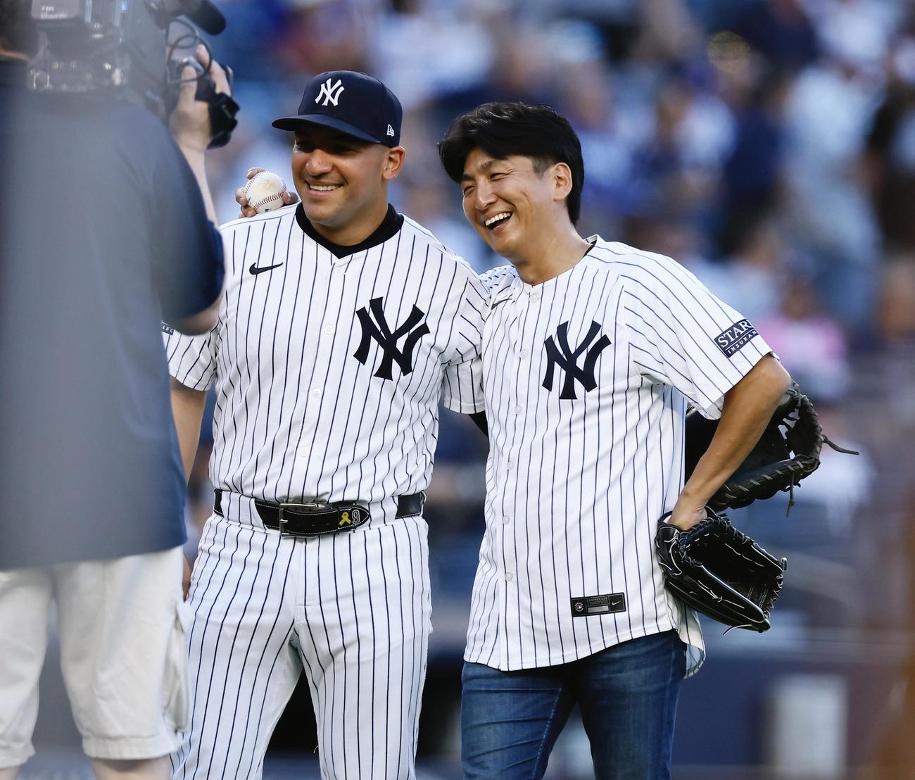 ヤンキース対ドジャース　始球式を務め、笑顔を見せるヤンキースの共同オーナーの南壮一郎氏（右）（撮影・藤尾明華）