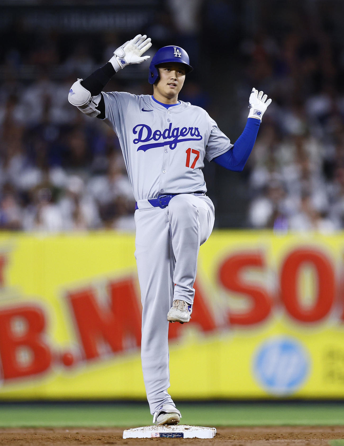 ヤンキース対ドジャース　8回表ドジャース無死、左翼線に二塁打を放ち、ポーズをとる大谷（撮影・藤尾明華）