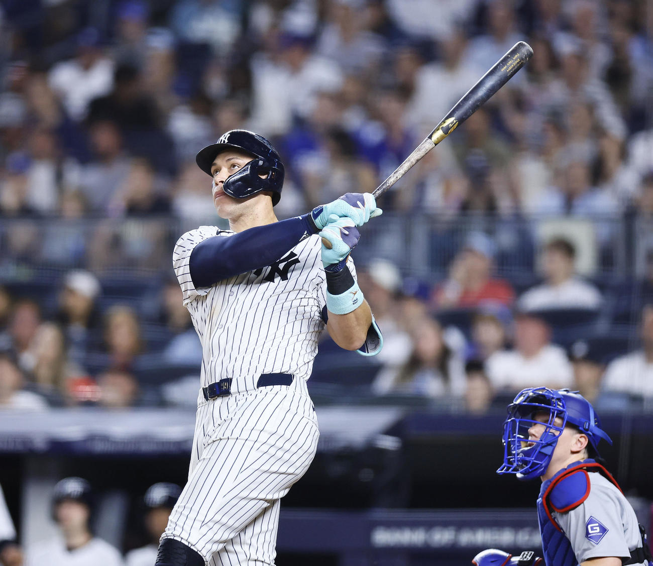 ヤンキース対ドジャース　8回裏ヤンキース無死、左越えに本塁打を放つジャッジ（撮影・藤尾明華）