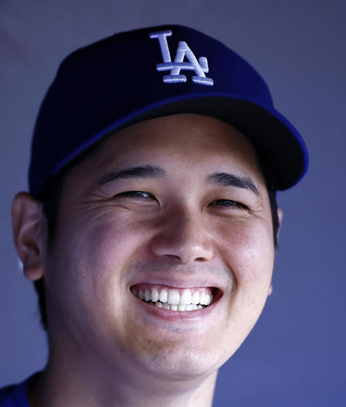 ヤンキース対ドジャース　テレビのインタビューを受けるドジャース大谷。インタヴュアーはペレス（撮影・藤尾明華）