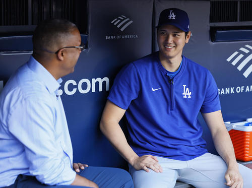 ヤンキース対ドジャース　テレビのインタビューを受けるドジャース大谷。インタヴュアーはペレス（撮影・藤尾明華）