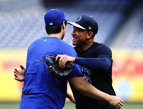 ヤンキース対ドジャース　元エンゼルスのジョーンズ（右）とあいさつする大谷（撮影・藤尾明華）