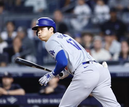 ヤンキース対ドジャース　8回表ドジャース無死、三塁線に二塁打を放つ大谷（撮影・藤尾明華）