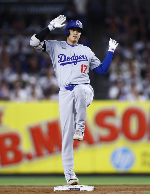 ヤンキース対ドジャース　8回表ドジャース無死、左翼線に二塁打を放ち、ポーズをとる大谷（撮影・藤尾明華）