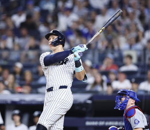 ヤンキース対ドジャース　8回裏ヤンキース無死、左越えに本塁打を放つジャッジ（撮影・藤尾明華）