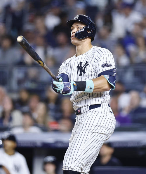 ヤンキース対ドジャース　8回裏ヤンキース無死、左越えに本塁打を放つジャッジ（撮影・藤尾明華）