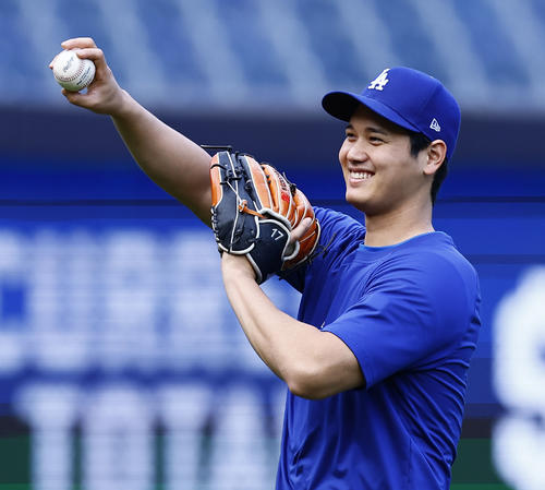 ヤンキース対ドジャース　キャッチボールをするドジャース大谷（撮影・藤尾明華）
