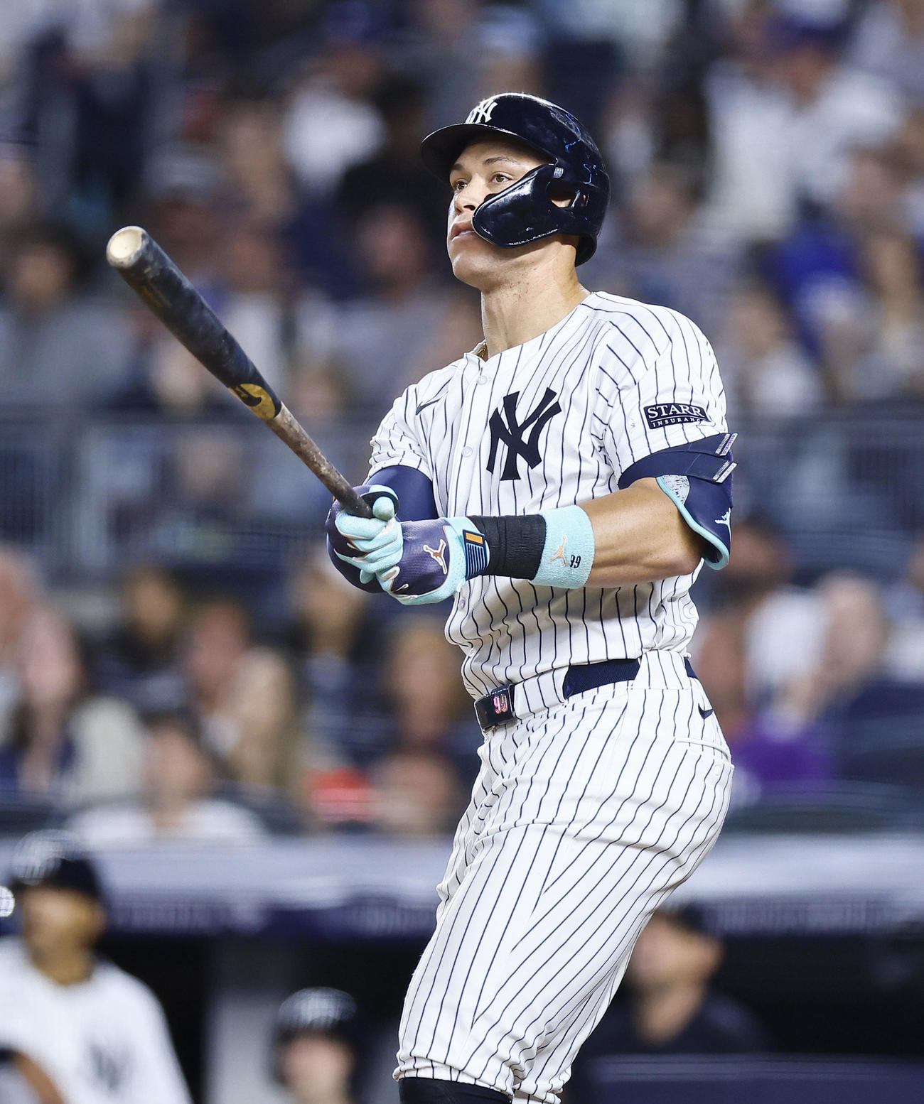 ヤンキース対ドジャース　8回裏ヤンキース無死、左越えに本塁打を放つジャッジ（撮影・藤尾明華）