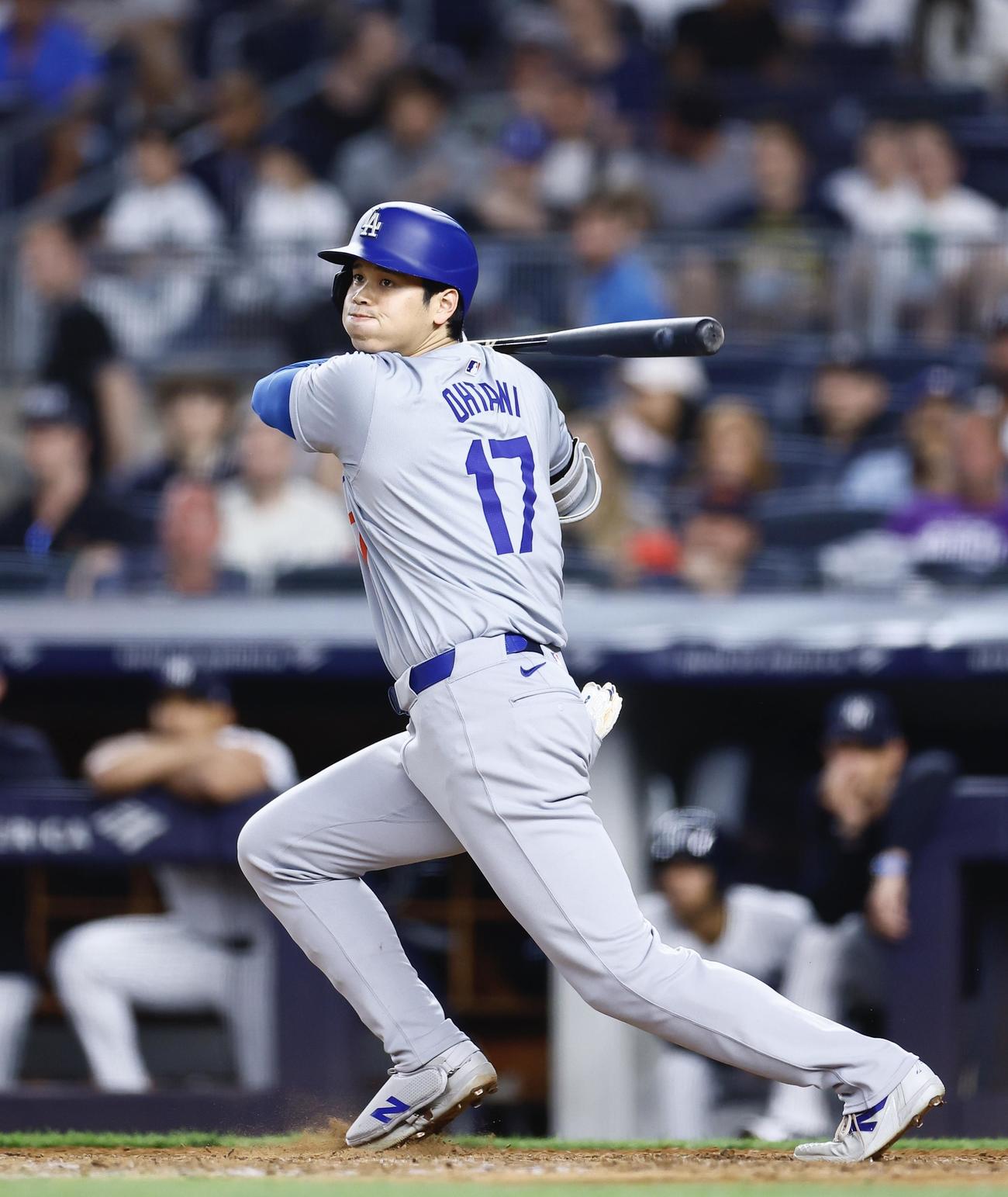 ヤンキース対ドジャース　8回表ドジャース無死、左越えに二塁打を放つ大谷（撮影・藤尾明華）