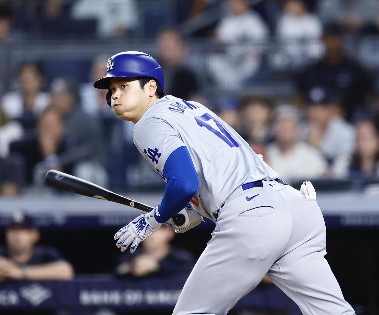 ヤンキース対ドジャース　8回表ドジャース無死、三塁線に二塁打を放つ大谷（撮影・藤尾明華）