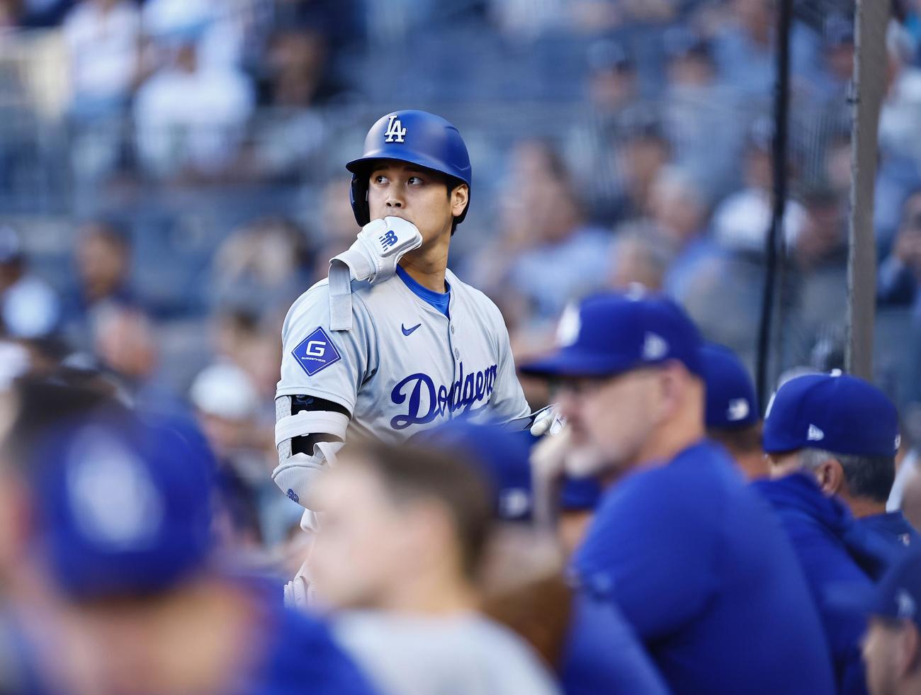 ヤンキース対ドジャース　1回表ドジャース1死、中飛に倒れベンチに戻る大谷（撮影・藤尾明華）