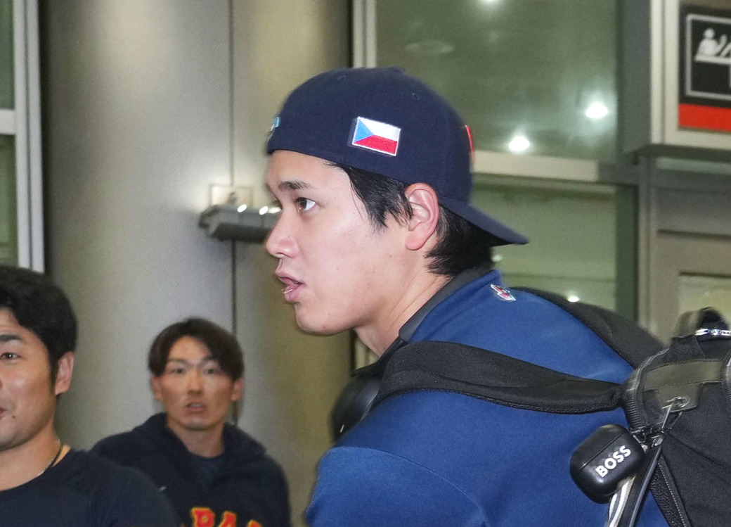 23年3月　チェコ国旗入り帽子をかぶる大谷