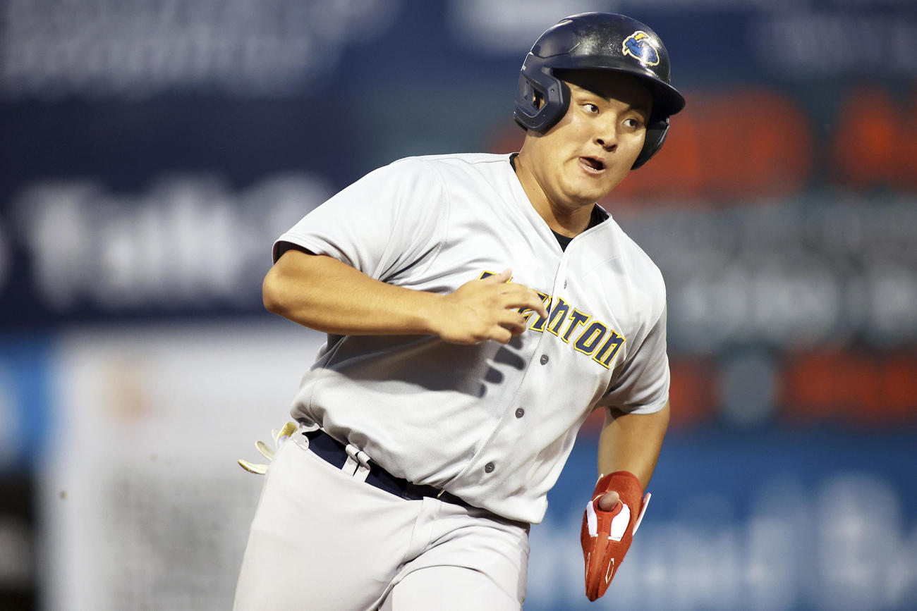 走塁するトレントンの佐々木麟太郎内野手（AP）