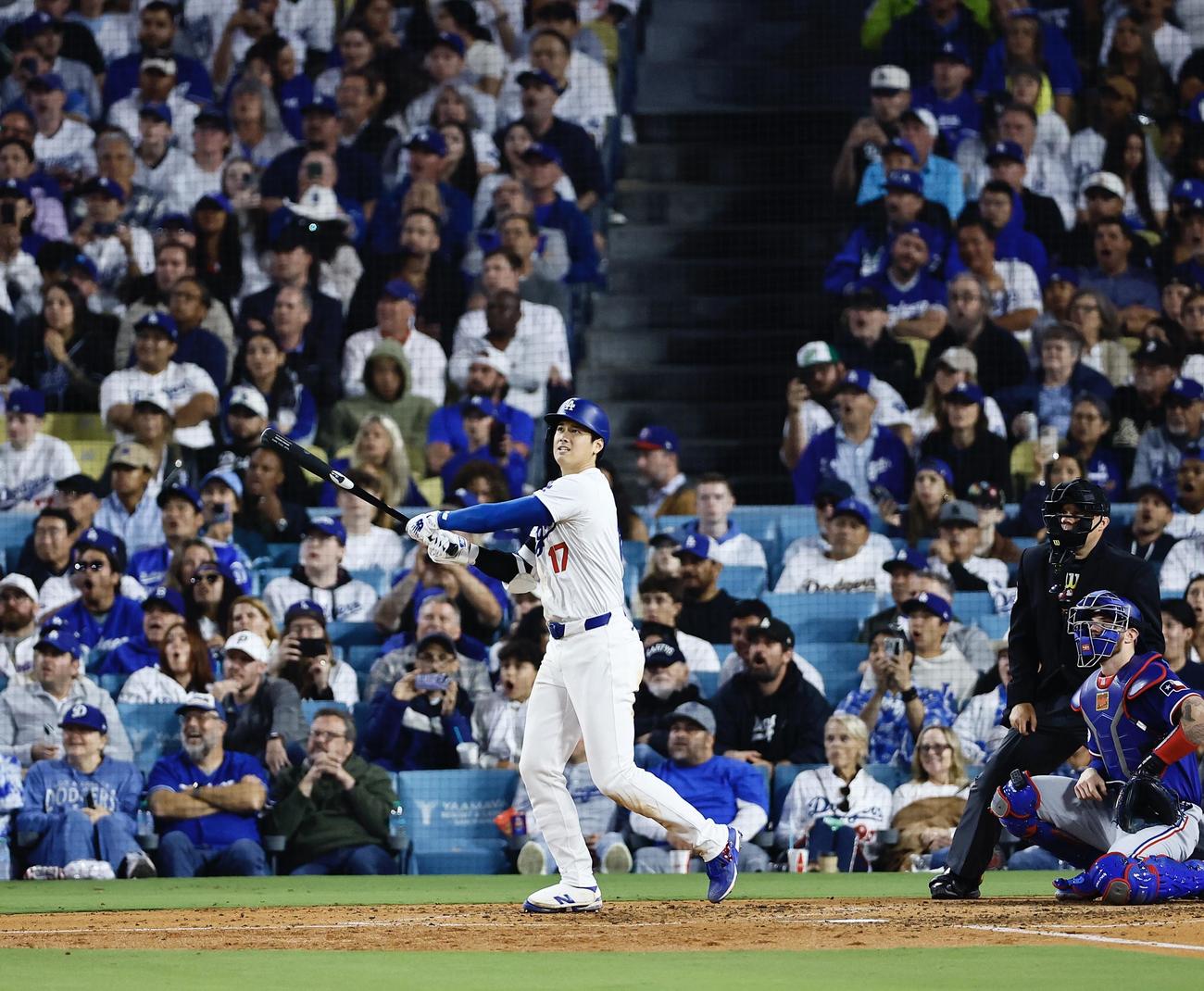 ドジャース対レンジャーズ　6回裏ドジャース1死一塁、大谷は右中間に2点本塁打を放つ（撮影・藤尾明華）