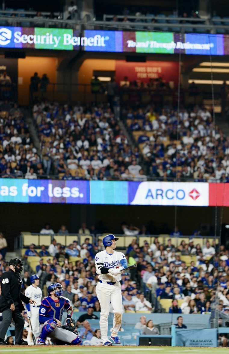 ドジャース対レンジャーズ　6回裏ドジャース1死一塁、右中間へ2点本塁打を放つ大谷（撮影・横山健太）