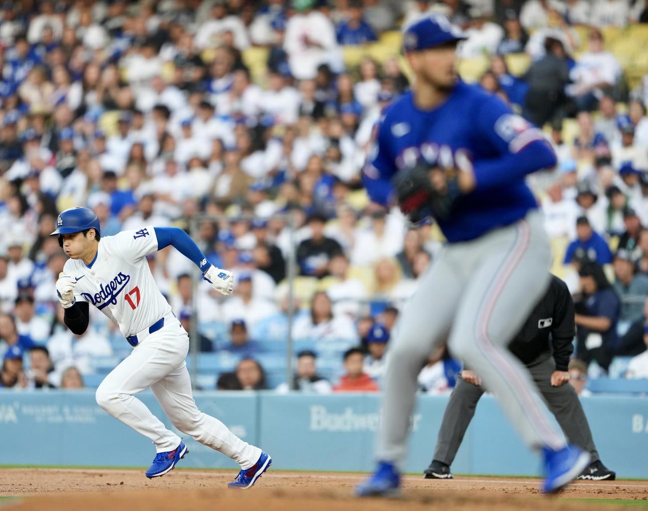 ドジャース対レンジャーズ　1回裏ドジャース1死一塁、二盗を決める大谷（撮影・横山健太）