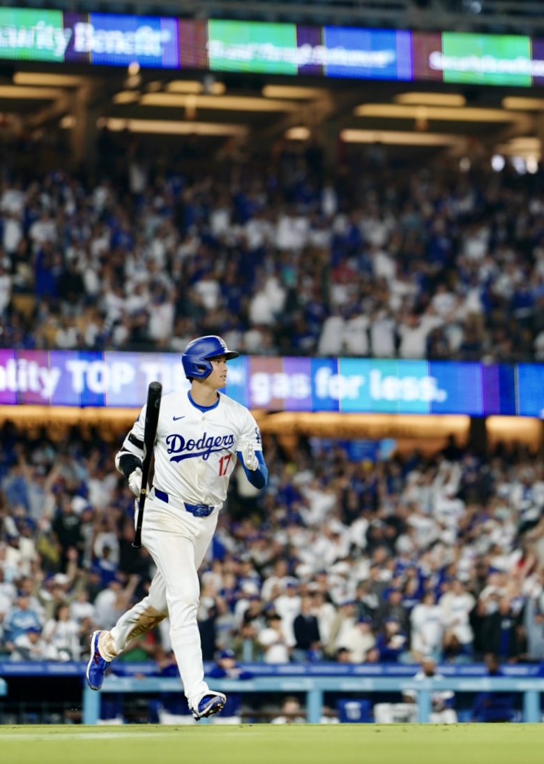 ドジャース対レンジャーズ　6回裏ドジャース1死一塁、右中間へ2点本塁打を放つ大谷（撮影・横山健太）