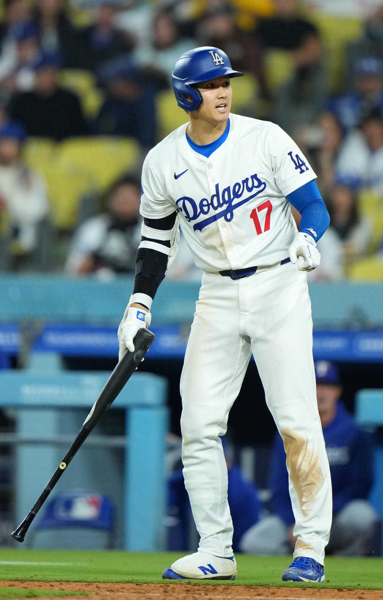 ドジャース対レンジャーズ　7回裏ドジャース1死、死球を受けアピールする大谷（撮影・横山健太）