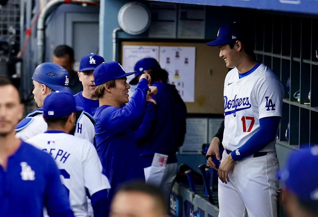 ドジャース対レンジャーズ　ベンチでおどけるドジャース大谷と山本（左）（撮影・横山健太）