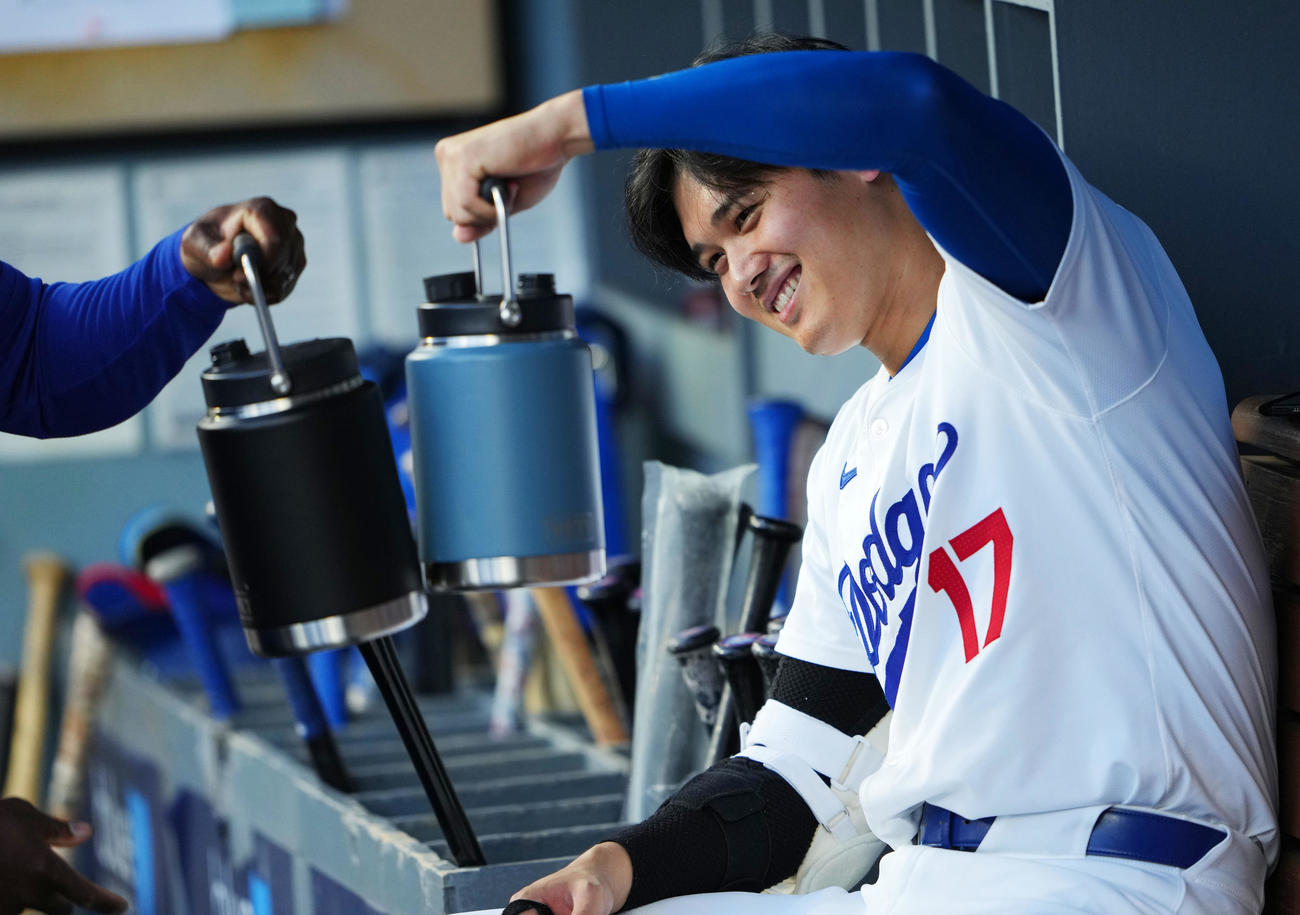 ドジャース対レンジャーズ　水筒で乾杯するドジャース大谷（撮影・横山健太）
