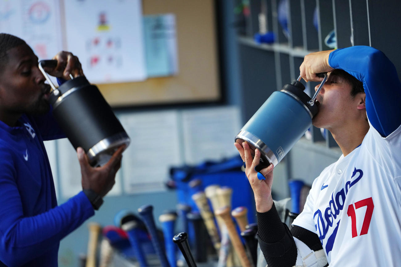 ドジャース対レンジャーズ　水筒で乾杯するドジャース大谷（撮影・横山健太）