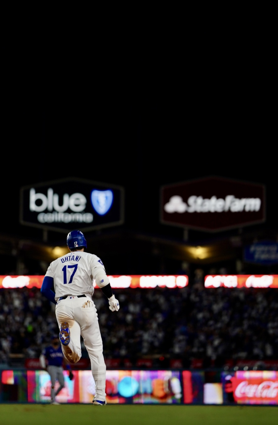 ドジャース対レンジャーズ　6回裏ドジャース1死一塁、右中間へ2点本塁打を放つ大谷（撮影・横山健太）