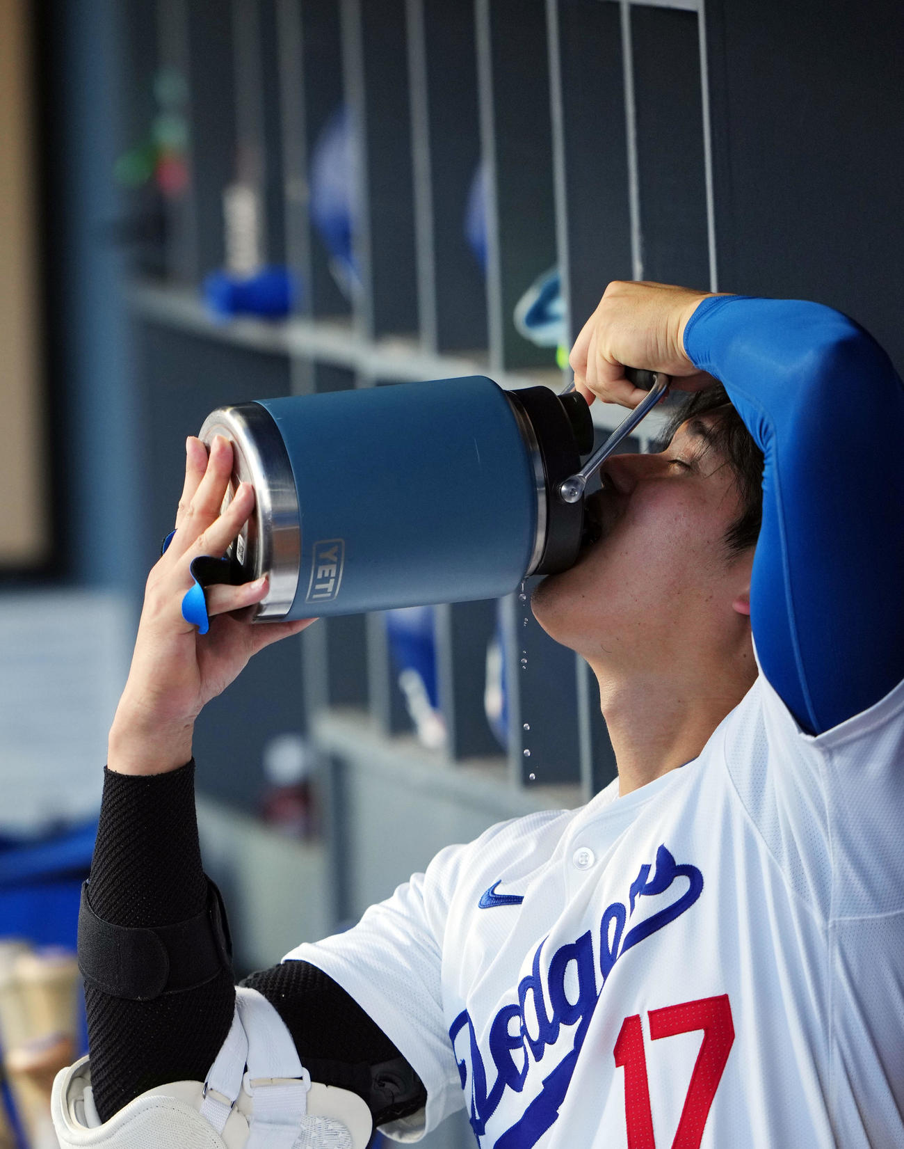 ドジャース対レンジャーズ　水筒で乾杯するドジャース大谷（撮影・横山健太）