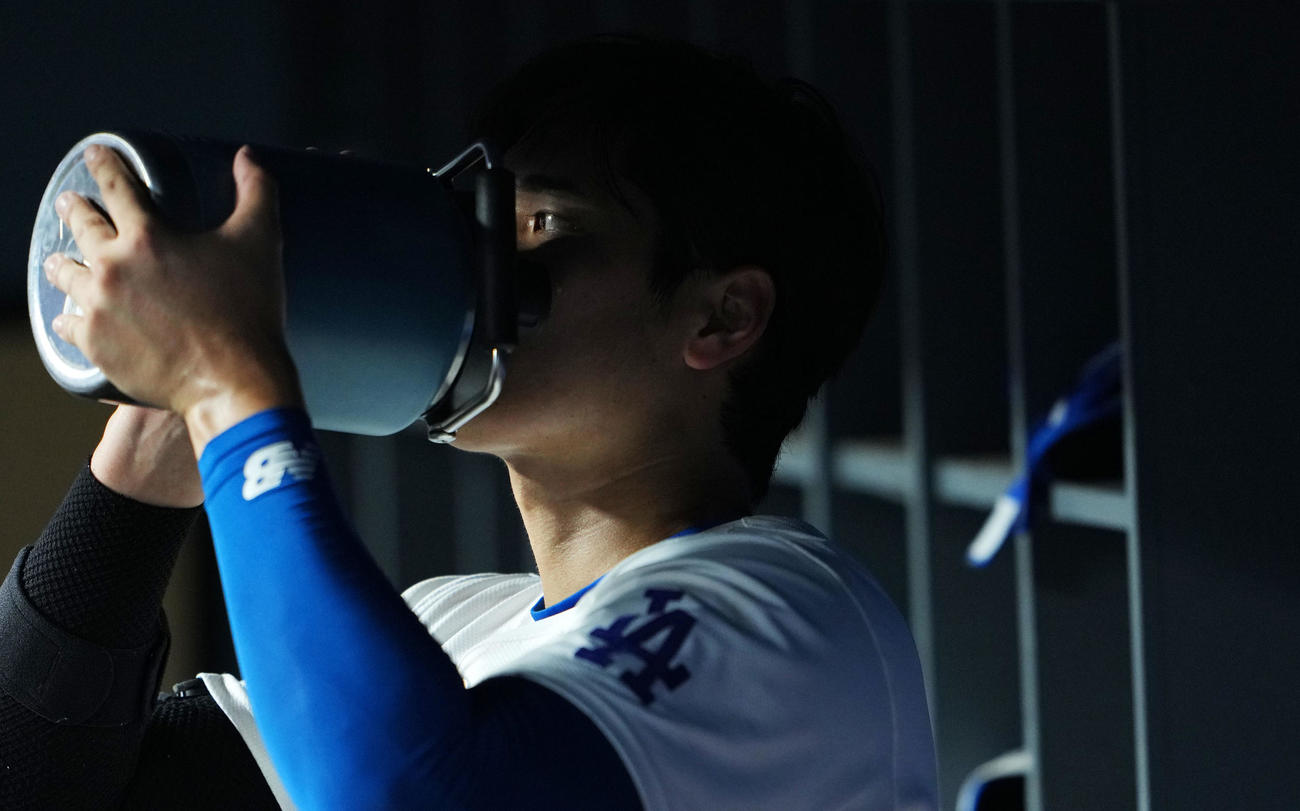 ドジャース対レンジャーズ　水分補給をするドジャース大谷（撮影・横山健太）
