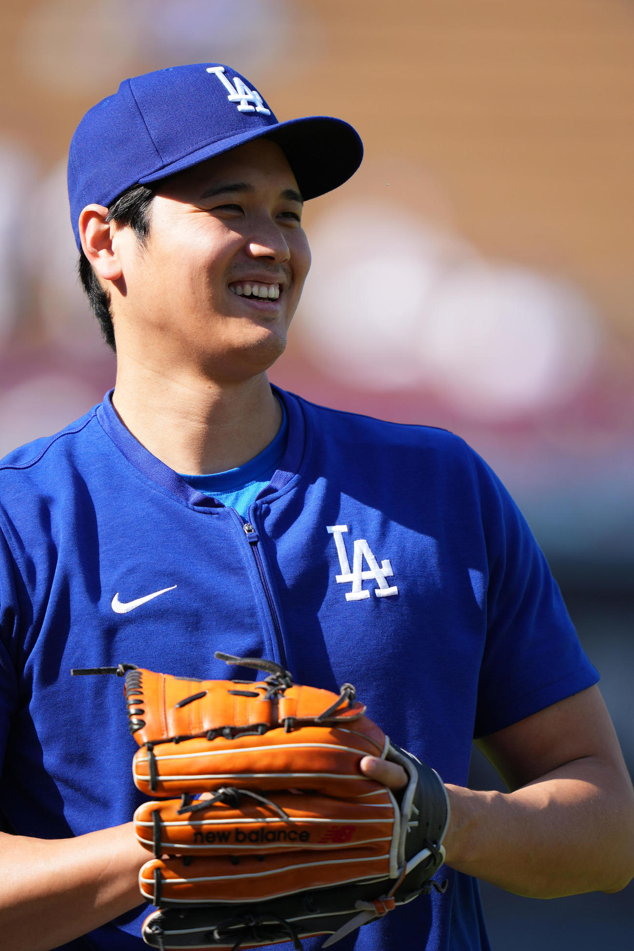 ドジャース対レンジャーズ　キャッチボールで笑顔を見せるドジャース大谷（撮影・横山健太）