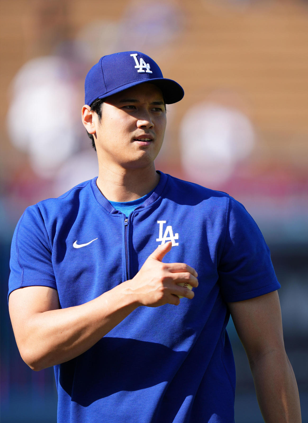 ドジャース対レンジャーズ　キャッチボールでサムズアップをするドジャース大谷（撮影・横山健太）