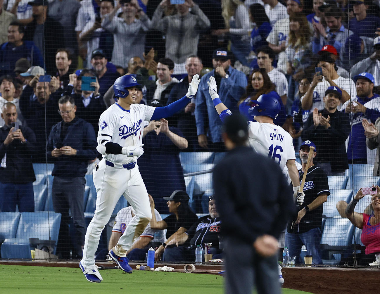 ドジャース対レンジャーズ　6回裏ドジャース1死一塁、右中間に2点本塁打を放ちスミスとタッチを交わす大谷（撮影・藤尾明華）